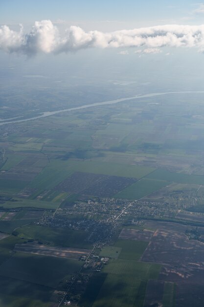 Blick aus dem Fenster eines fliegenden Flugzeugs auf die Felder und das Land von Budapest Ungarn