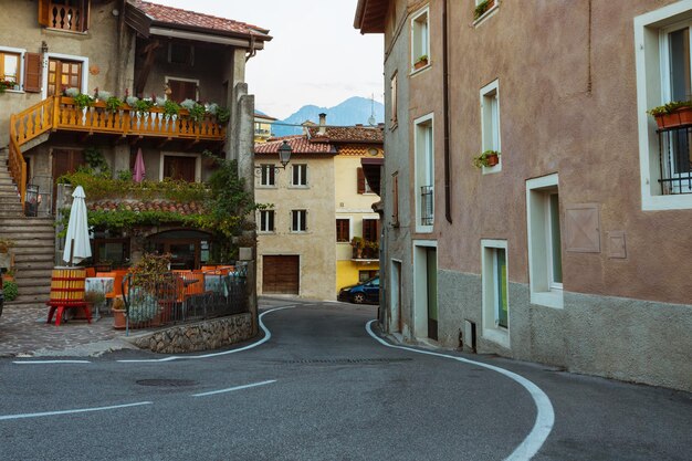 Blick aus dem Fenster in eine kleine Stadt Tremosine. Italien.