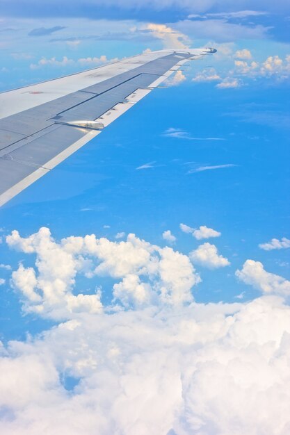 Blick aus dem Flugzeugfenster Flugzeugflügel auf den Wolken