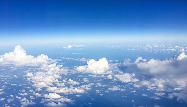 Blick aus dem Flugzeugfenster Himmel und Ozeanblau