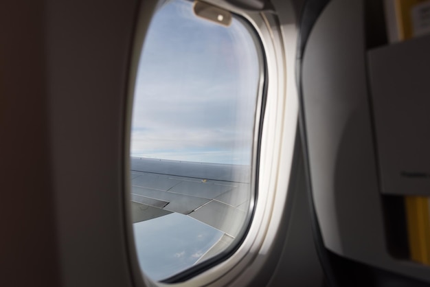Blick aus dem Flugzeugfenster