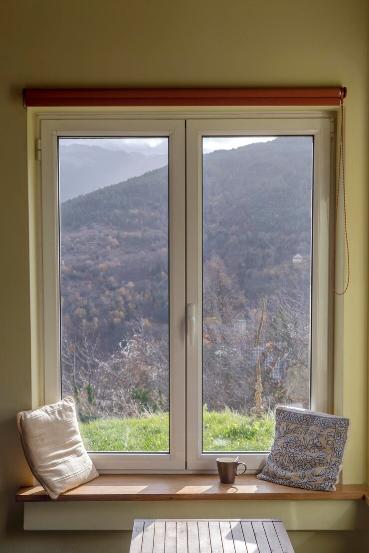 Blick aus dem geschlossenen Fenster auf die Berge