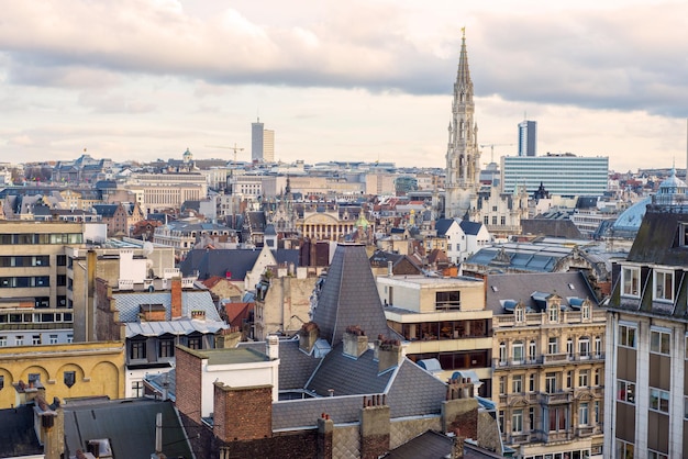 Blick aus der Ferne auf den Turm des Brüsseler Rathauses am Grand Place Square in Belgien