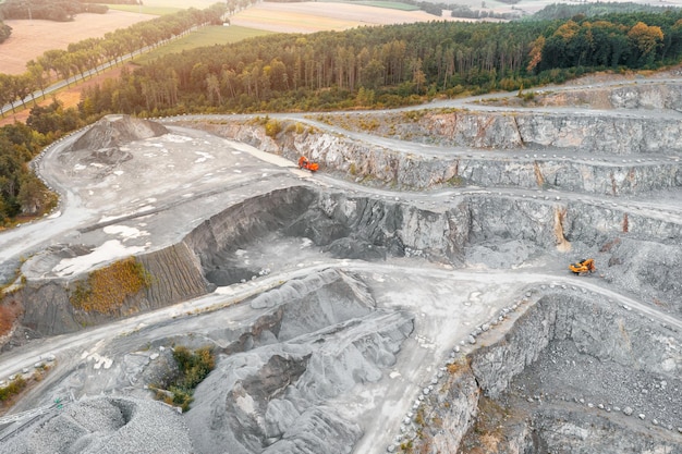 Blick aus der Höhe auf einen Steinbruch zur Gewinnung von Magnesium und anderen wertvollen Metallen