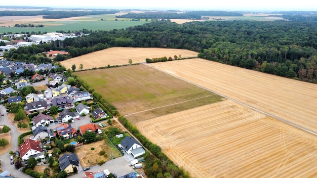 Blick aus der Höhe von einer Drohne auf ein deutsches Dorf und Felder in der Nähe