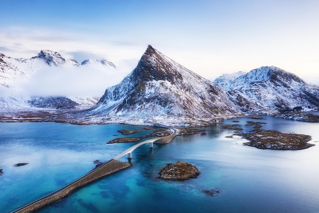 Blick aus der Luft auf die Brücke und die Berge bei Sonnenuntergang Lofoten-Inseln Norwegen Landschaft aus der Drohne Panorama von Bergstraßen und Meer