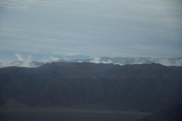 Blick aus der Tragfläche eines Flugzeugs auf die Umgebung von Nazca Es ist die größte Stadt in der Provinz Nazca