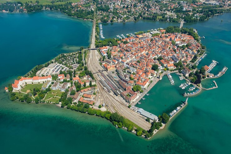 Foto blick aus der vogelperspektive auf das stadtbild am meer gegen den himmel