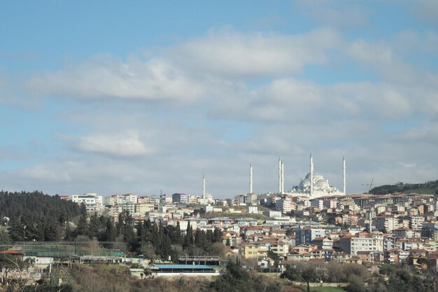 Blick aus der Vogelperspektive auf die Camlica-Moschee und die Stadt Istanbul