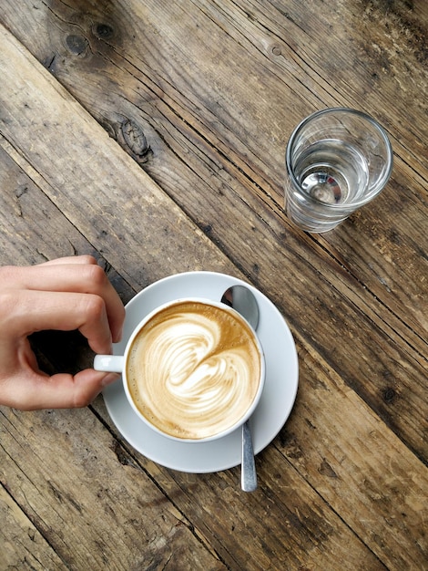 Blick aus der Vogelperspektive auf eine Kaffeetasse auf dem Tisch