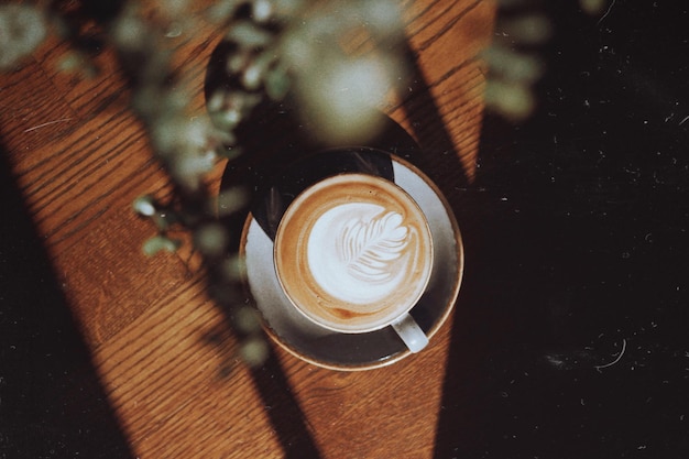 Blick aus der Vogelperspektive auf Kaffee auf dem Tisch