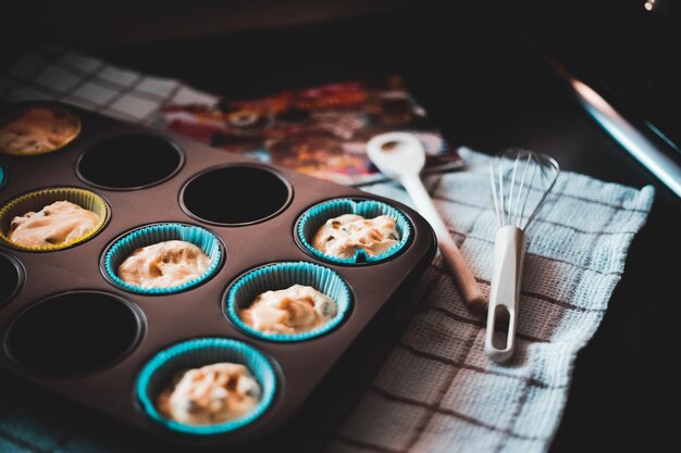 Blick aus der Vogelperspektive auf Muffins auf dem Tisch vor dem Backen