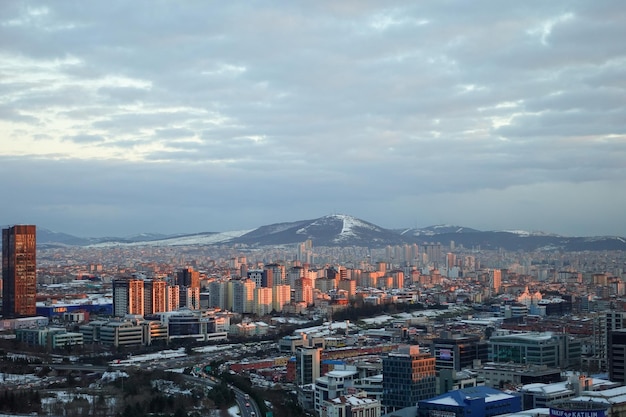 Blick aus der Vogelperspektive auf Schneefälle in einer Stadt in Istanbul