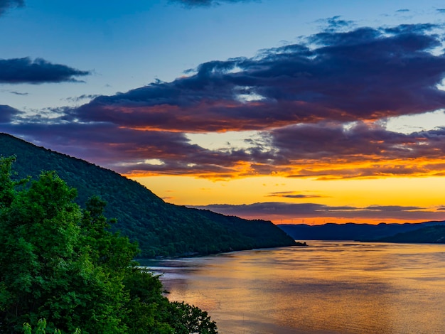 Blick bei Sonnenuntergang am Donaudurchbruch bei Djerdap in Serbien