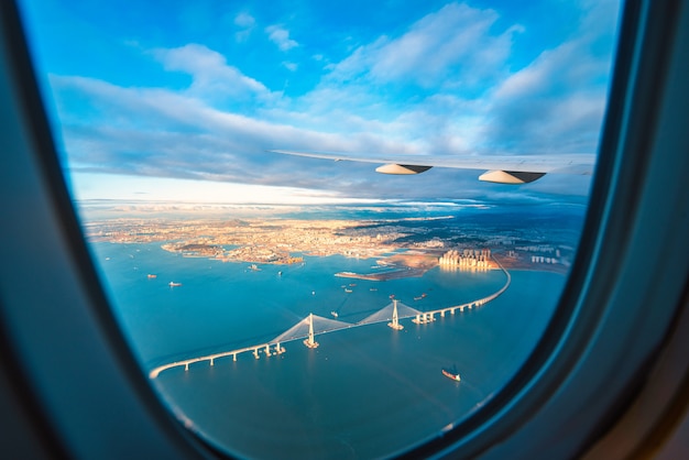 Blick durch das Fenster eines Flugzeugs