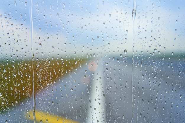 Blick durch das neblige Glas eines Flugzeugs vor dem Start auf einem regnerischen Tag