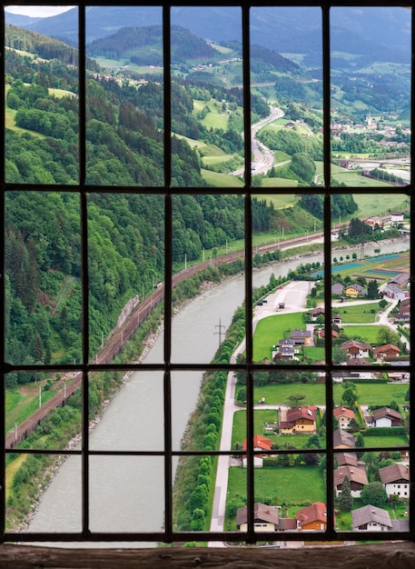 Blick durch die Gitterstäbe der Burg Hohenwerfen