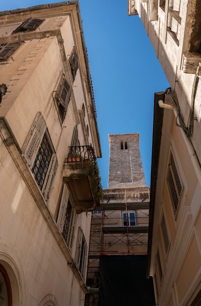 Blick hinauf auf Gebäudefassaden und Glockenturm im Diokletianpalast in Split, Kroatien