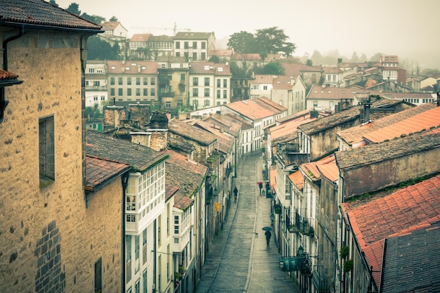 Blick hinunter auf die Rainy Street der Altstadt