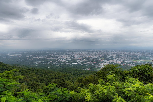 Blick in die Berge mit Straßenstadtbild über das Stadtgebäude, Hotel, Einkaufszentrum, Tempel und Häuser, Luftatmosphäre, Regen, Nebel, Himmel, abstrakt mit weißen Wolken