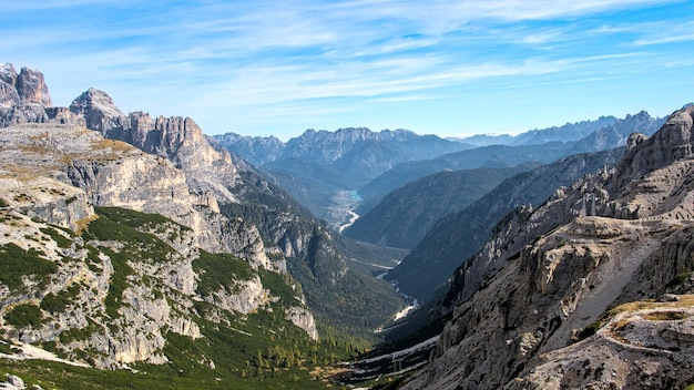 Blick in ein Tal vom Berg in den Dolomiten