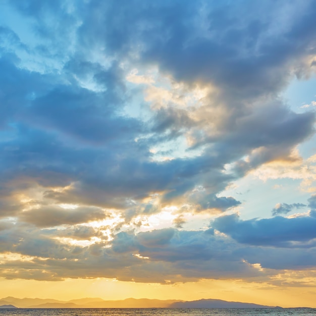 Blick mit dem Meer und bunten Wolken am Abend. Landschaft - Wolkengebilde