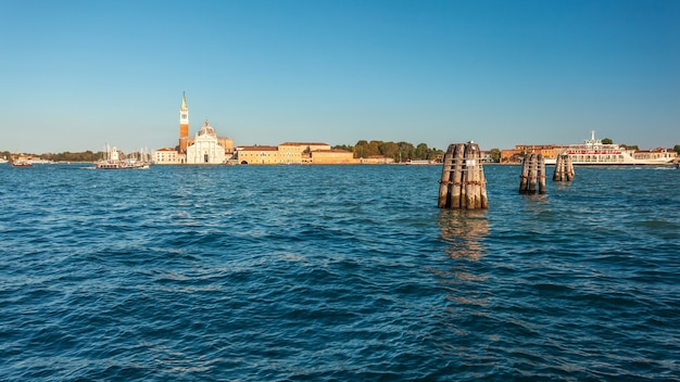 Blick über das Wasser des Giudecca-Kanals der Insel San Georgio Maggiore mit seinem von Palladio, Venedig, Italien, entworfenen Glockenturm und seiner Kirche