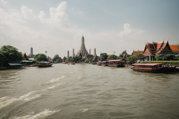 Foto blick über den fluss chao phraya vom boot zurück zum tempel wat arun  ⁇   ⁇   ⁇   ⁇   ⁇   ⁇   ⁇   ⁇   ⁇   ⁇