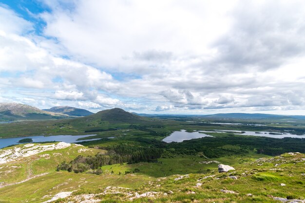 Blick über Derryclare Nature Resrve vom Gipfel des Derryclare Berges.