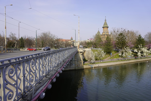 Blick über die Bega Riverbridge Kirche