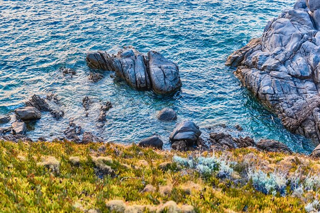 Blick über die malerischen granitfelsen, die einen der schönsten küstenorte in santa teresa gallura, nordsardinien, italien schmücken