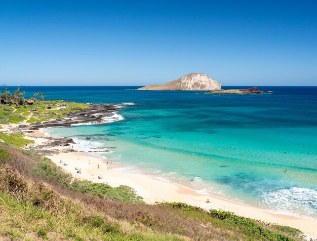 Blick über die Ostküste von Oahu über den Strand von Makapu'u mit den Inseln Rabbit und Kaohikaipu