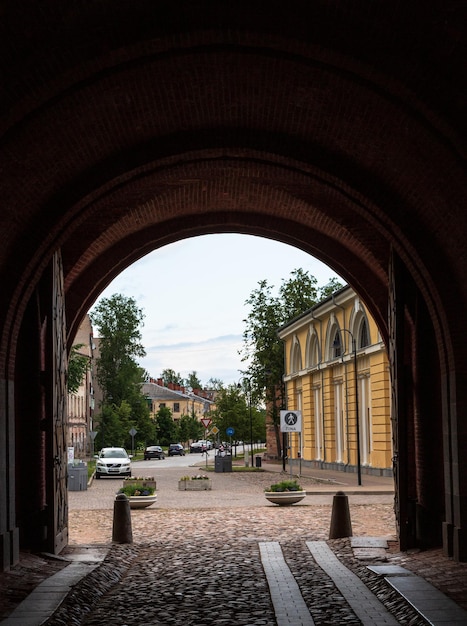 Blick über die Straße durch einen Bogen der Festung Daugavpils oder der Festung Dinaburg Daugavpils Lettland