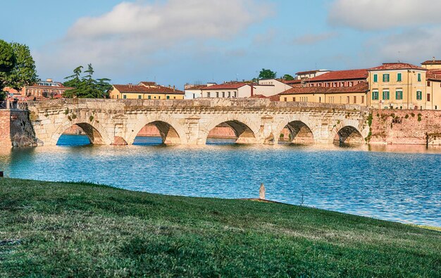 Blick über die Tiberiusbrücke, ein ikonisches Wahrzeichen in Rimini, Italien