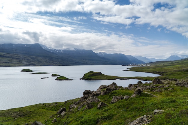 Blick über einen Fjord und Inseln in Ostisland