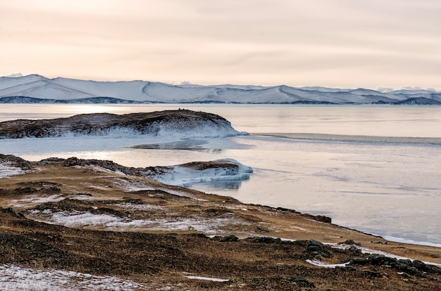 Foto blick über großen schönen see und berg im winter, baikalsee, russland