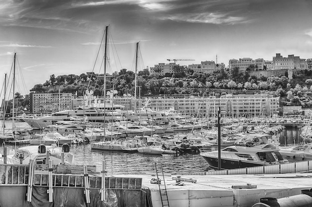 Blick über Luxusyachten und Apartments in Monte Carlo Monaco