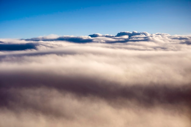 Blick über Wolken aus einem Flugzeug