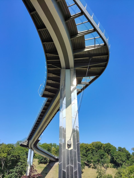 Blick unter einer hochmodernen Fußgängerbrücke mit geschwungener Windungsform