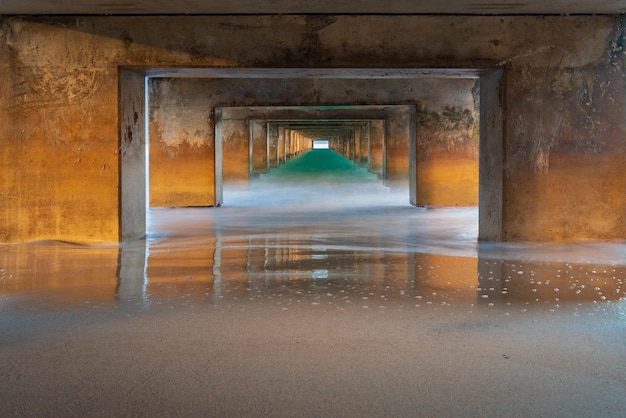 Blick unterhalb der Brücke über das Meer