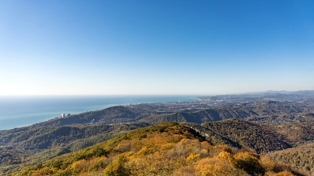 Blick vom Achun-Berg. Schwarzes Meer und strahlend blauer Himmel. Sotschi, Russland.