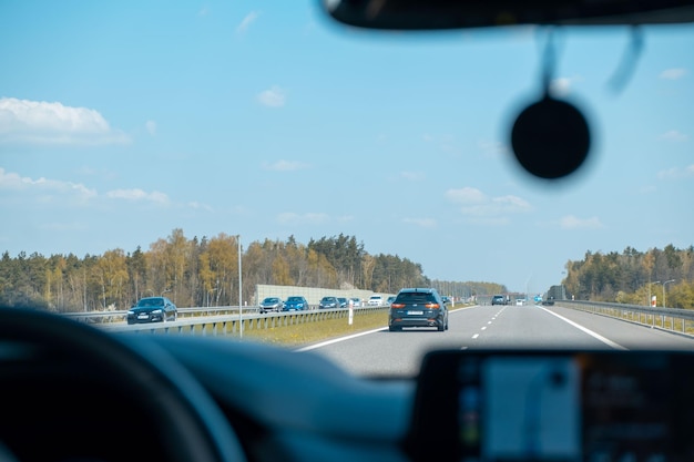 Blick vom Auto auf die Autobahn