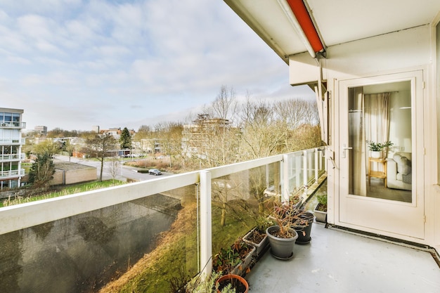 Blick vom Balkon auf die Straße