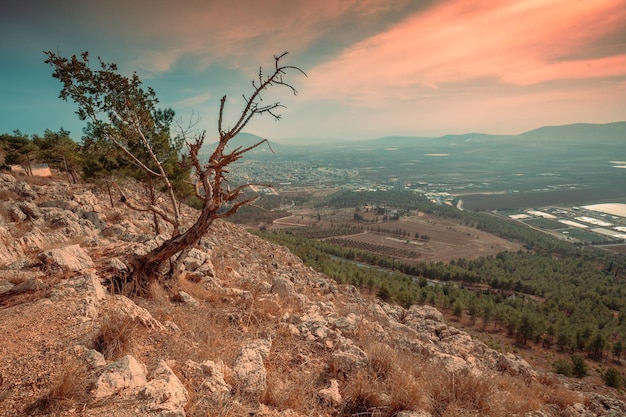 Blick vom Berg Abgrund auf Iksal, eine lokale arabische Gemeinde im Norden Israels, südöstlich von Nazareth