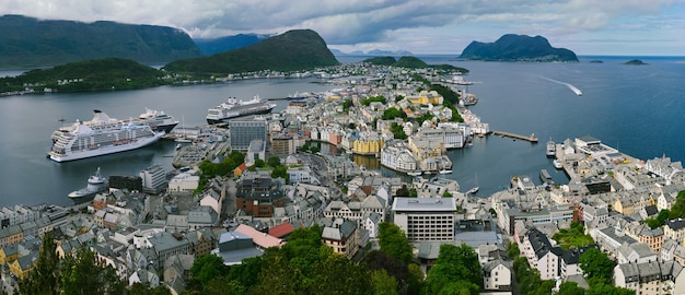 Blick vom Berg Aksla auf die Stadt Alesund, Norwegen, Panorama