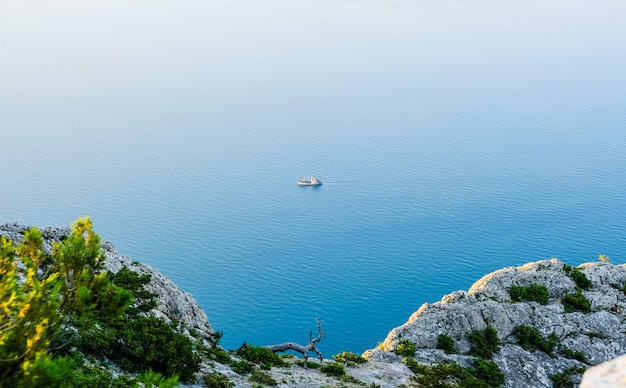 Blick vom Berg auf das Meer und ein einsames Schiff