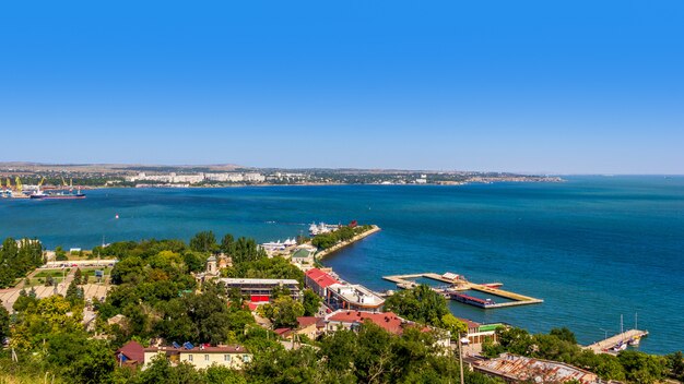 Blick vom Berg Mithridates auf die Stadt Kertsch und das Schwarze Meer