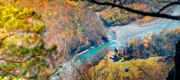 Blick vom Berg Mönch auf das Dorf Khamyshki Adygea Russland