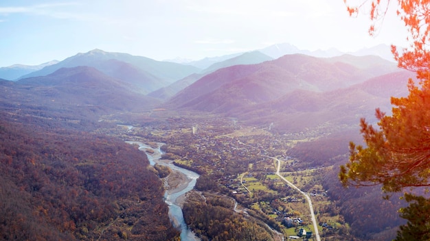 Blick vom berg mönch auf das dorf khamyshki adygea russland