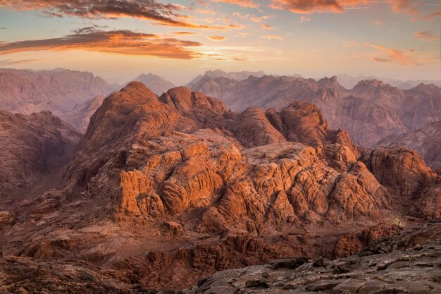 Blick vom Berg Sinai bei Sonnenaufgang Schöne Berglandschaft in Ägypten